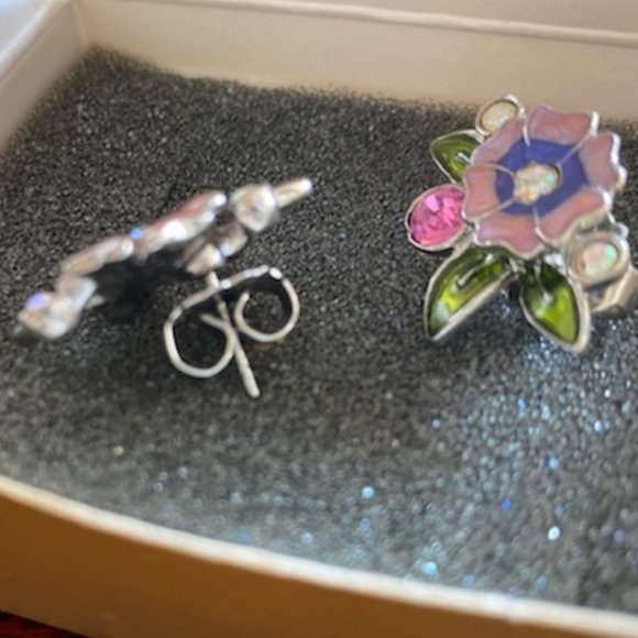 AVON Rhinestone & Crystals accent FLOWER pierced EARRINGS * PINK & GREEN Enamel - Picture 2 of 2